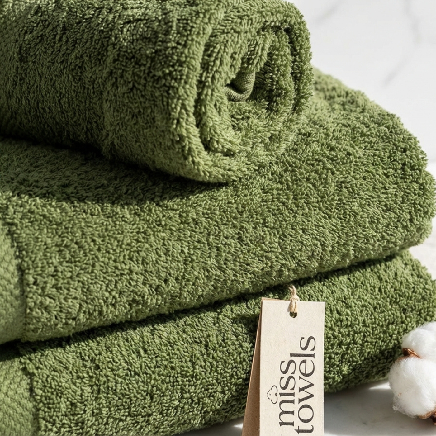 Stapel olijf groene hotel handdoeken lang:"nl"