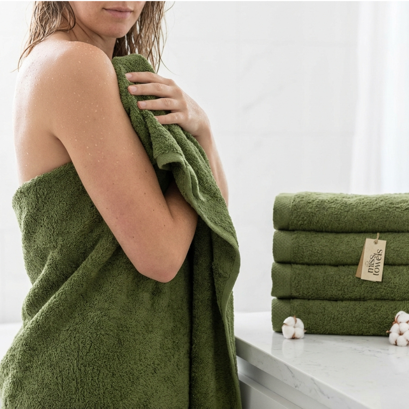 Model met olijf groene hotel handdoek lang:"nl"