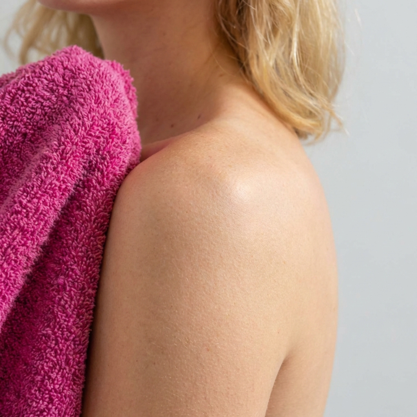 Fuchsia hotelkwaliteit handdoek met model