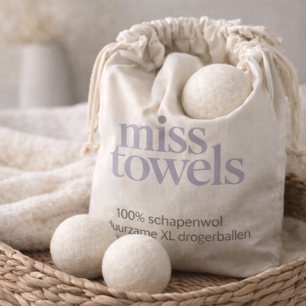 Een zakje met de wollen wasdrogerballen van Miss Towels